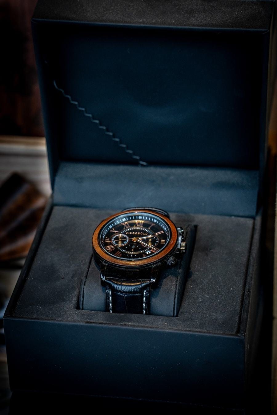Montre Woodbold à lunette en bois dans un écrin bleu nuit