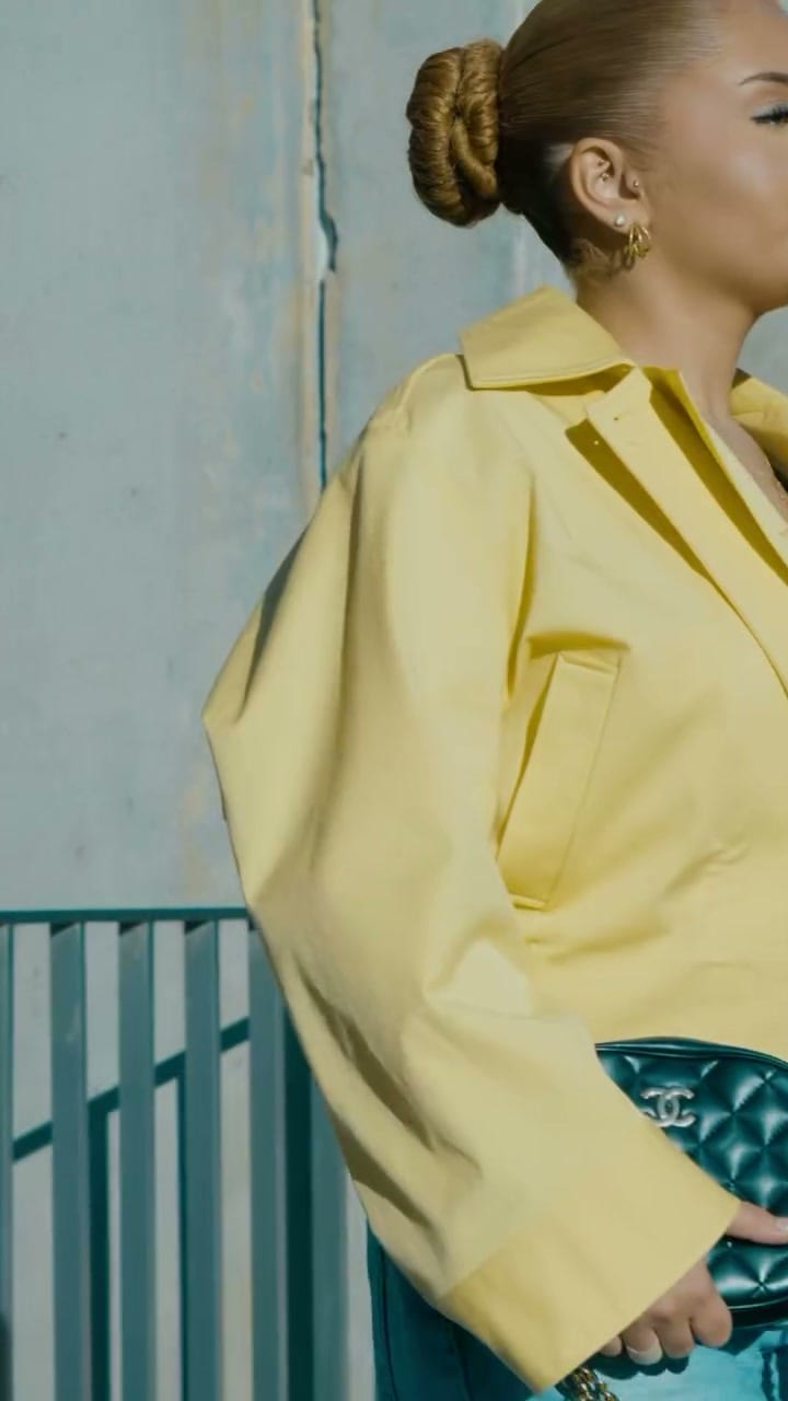 Susi · Yellow Jacket (Lifestyle urbain) — aperçu de la vidéo 2 sur 8